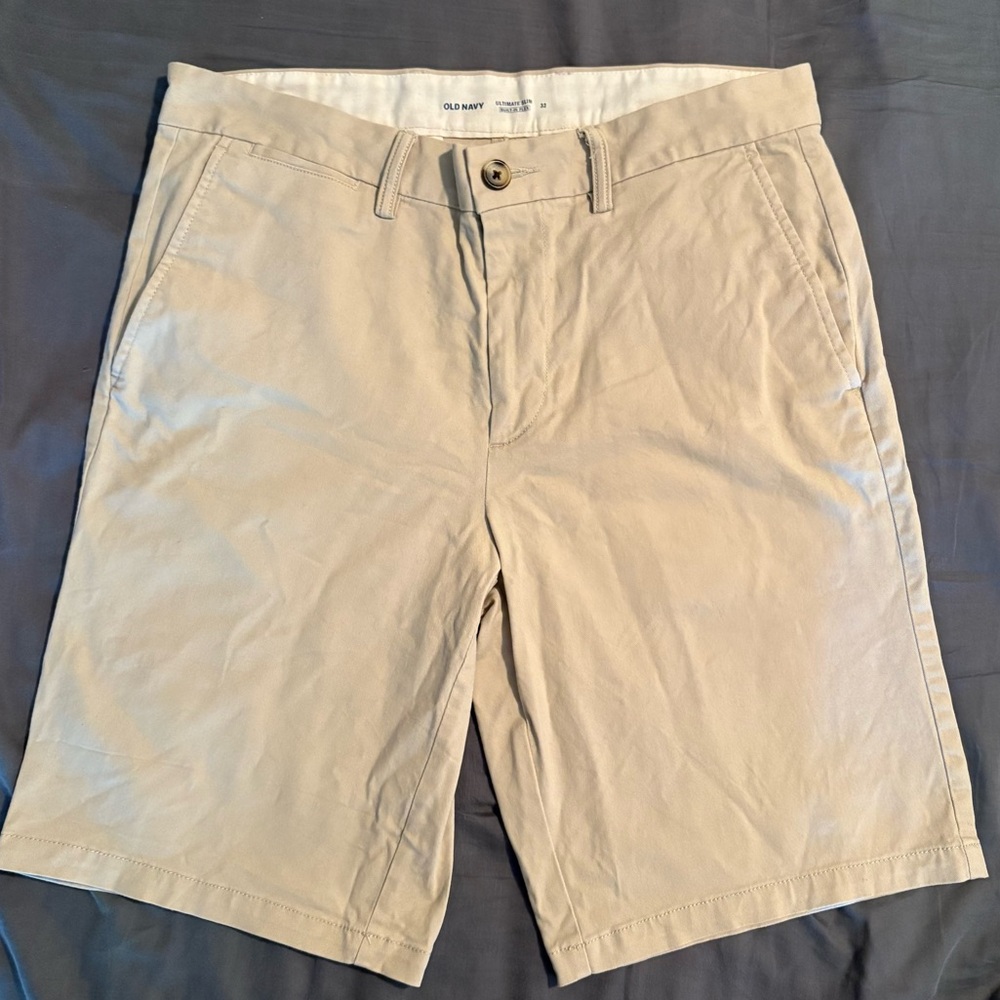 Old Navy 10” inseam Mens Khaki Shorts. Size 32